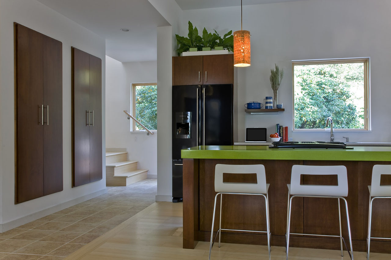 English Residence kitchen by ZeroEnergy Design