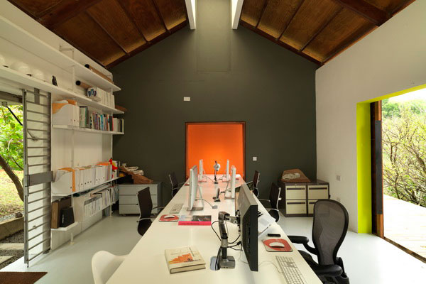 A single central work desk with three openings and a roof light – ©LUMIS photography